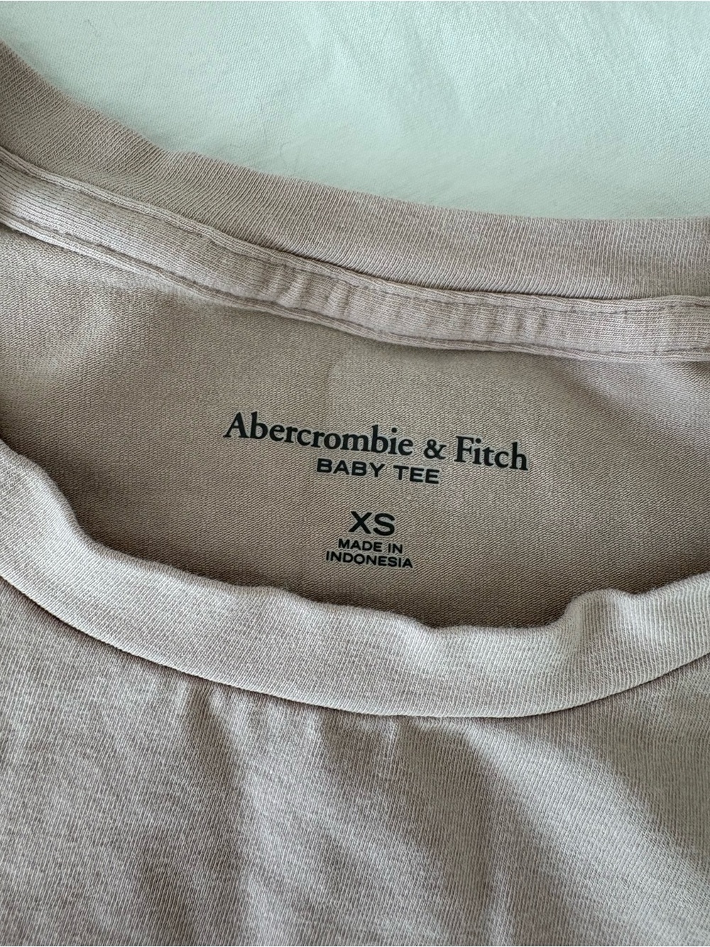 ABERCROMBIE Baby Tee in Light Taupe